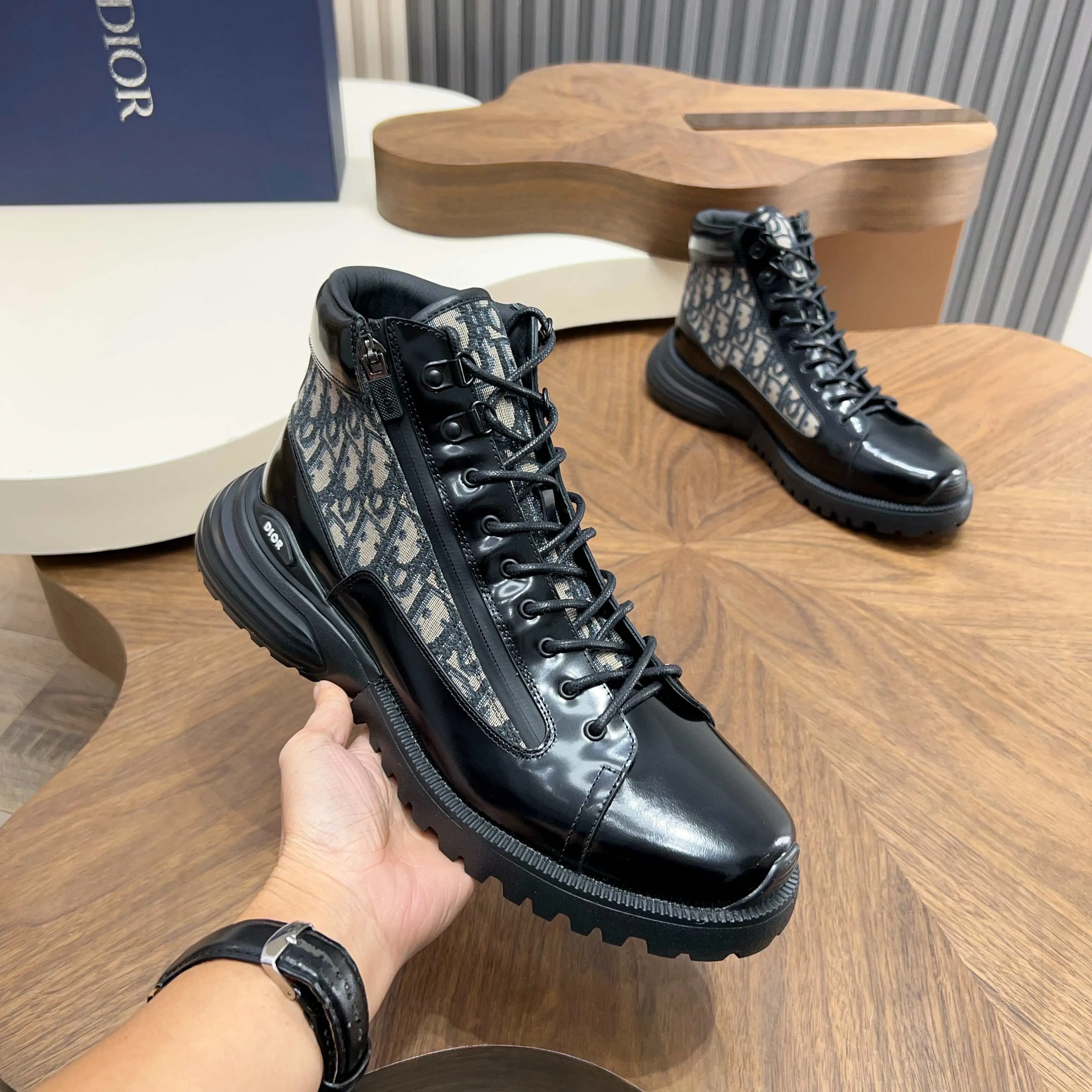 💰860 Dio* - Dior's autumn and winter luxury men's mid-top short boots, purely handmade, both inside and outside are imported first-layer cowhide, high-end quality and exquisite craftsmanship. Original TPU combination outsole. Wear a noble gentleman's taste. The best last type has been carefully debugged. 100% comfort. Size: 38-44 (38-45 can be customized)